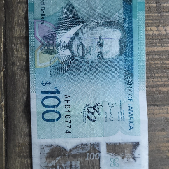 Assorted World Currency Notes - Picture 15 of 16